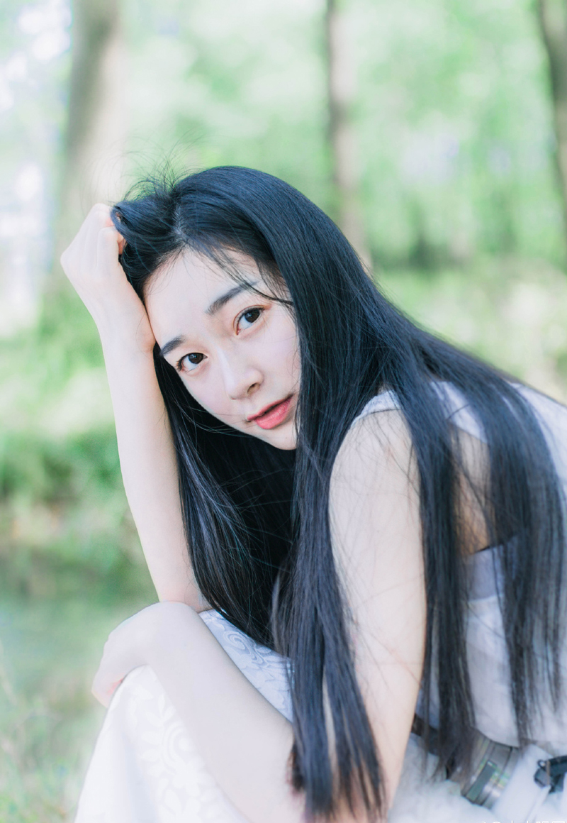 真正的快乐，不是狂喜，亦不是苦痛，在我很主观的来说，它是细水长流，碧海无波，在芸芸众生里做一个普通的人，享受生命一刹间的喜悦，那么我们即使不死，也在天堂里了。——三毛《雨季不再来》